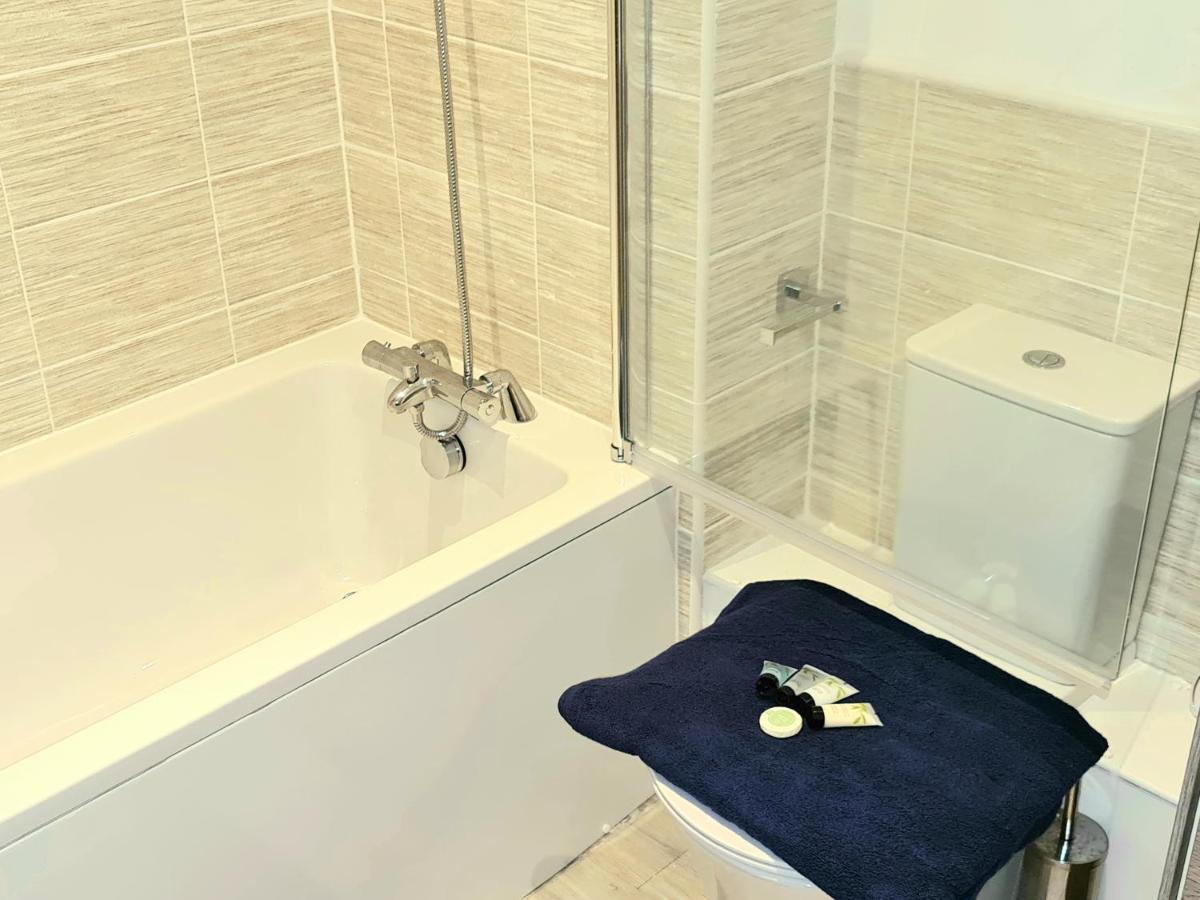 Exquisite Cosy 2-Bed Apartment In Salford マンチェスター エクステリア 写真