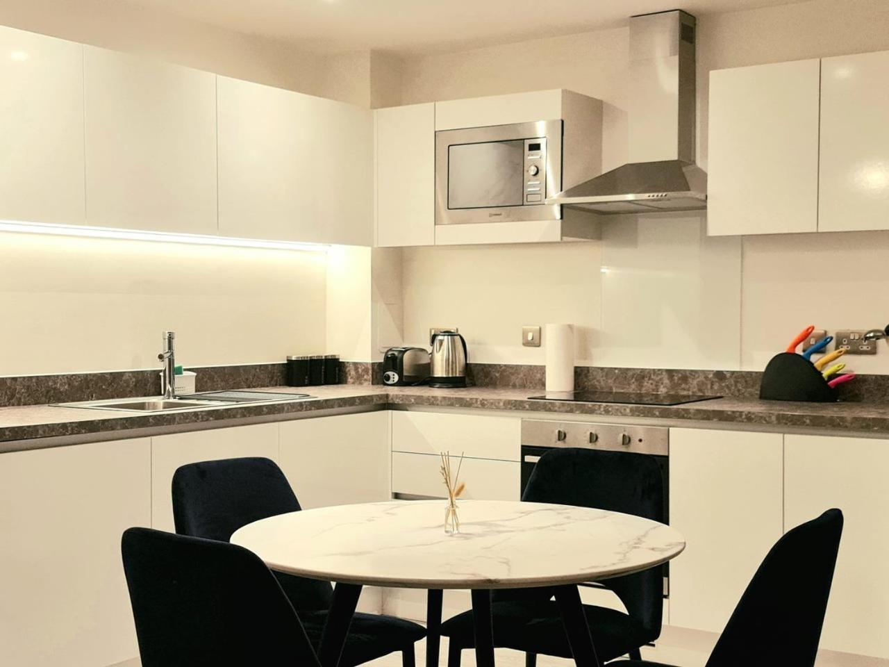 Exquisite Cosy 2-Bed Apartment In Salford マンチェスター エクステリア 写真